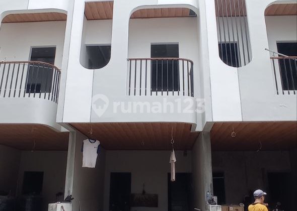 Rumah Baru 3 Lantai Siap Huni Jakarta. Lokasi Banyak Dicari Penyewa , bisa Jadi Hunian Sekaligus Aset Investasi Rumah Sewaan. Akses Mudah Via Tol Rawamangun&Pramuka, Transjakarta, Stasiun. Dekat Rs Matraman , Universitaa, Mall Grand Pramuka