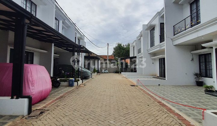 Rumah 2 Lantai Premium di Cilodong, Belakang Alun-Alun Kota Depok. One Gate Sistem, Ada Pos Security. Lokasi Tidak Banjir