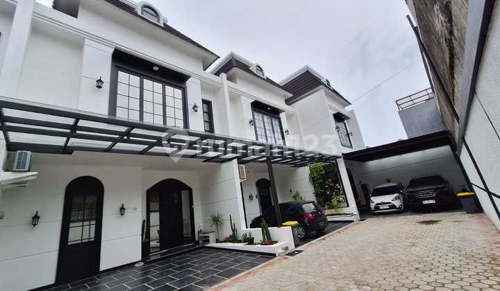 Ada Kolam Renang Dan Rooftop. Rumah Mewah, Cantik, Nyaman,. Bebas Banjir, Lingkungan Aman. Perbatasan Jaksel- Tangerang. Dekat Dengan Sekolah, Universitas, Pasar, Mall, Rs, Klinik, Rumah Ibadah, Tol Ke Bandara. Akses Terbaik Ke Jakarta Dan Tangerang, 1