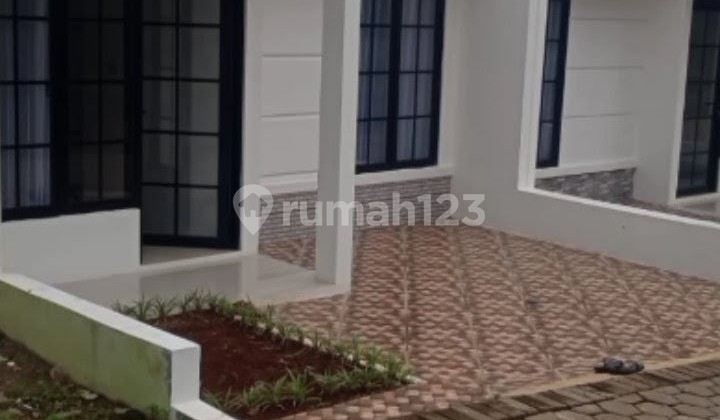 Rumah Baru Siap Huni Desain American Style. Sawangan, Depok. Lokasi Strategis dan Komersil, Dekat Kantor Pemerintahan dan Pusat Bisnis, Mcdonal, Kfc , Minimarket dan Supermarket , Stasiun Kereta dan Terminal, Pesantren.