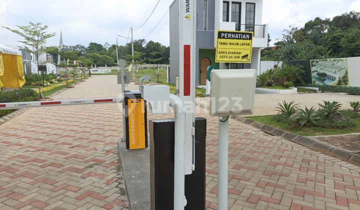 Rumah 2 Lantai Baru Sertifikat Hak Milik. One Gate System. 8 Menit ke Pintu Tol Narogong Tol Nagrak Kota Wisata 4 Menit ke Kota Wisata Cibubur 5 Menit ke Rumah Sakit Mh. Thamrin 5 Menit ke Pusat Pendidikan Islam 17 Menit ke Masjid Jami Al Barkah Rodja