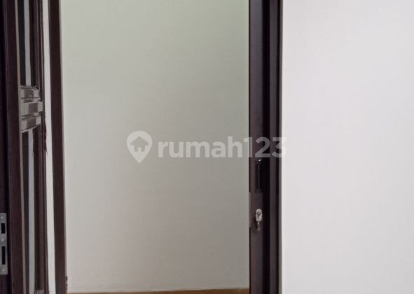 3-Story House Can Be a Comfortable Residence and a Smooth Investment Asset! Toll Road: Rawamangun & Pramuka Toll Gates 10 Minutes. To Matraman Station 10 Minutes. To Salemba & Matraman Bus Stops: 8 Minutes. 10 Minutes to Salemba Street, 15 Minutes to Jatinegara Market. 2