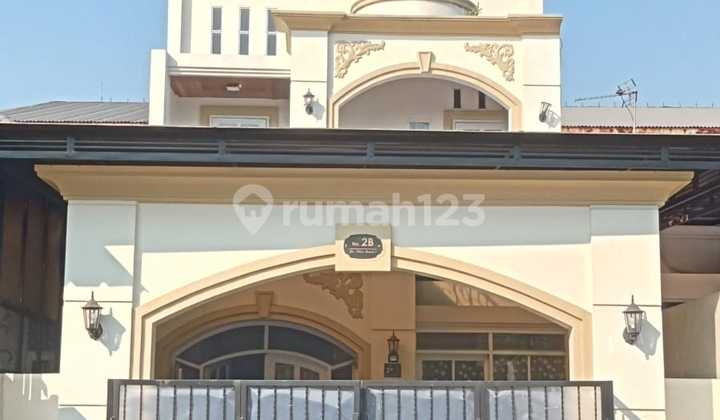 Rumah Bergaya American Classic 2,5 Lantai di Cibiru