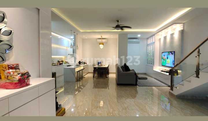 Golf Island House, 8x15m, UK, Excellent Furnishing