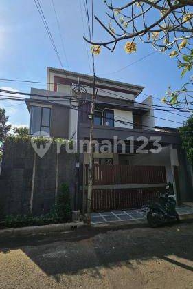 Jual Rumah 2 Lantai Modern Kontemporer Tropis di Serpong, 4 + 1 BR 1