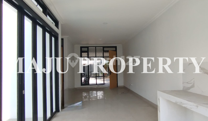 Rumah Bagus Ada Kolam Renang, di Metland Transyogie 2