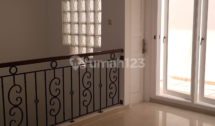 Rumah Disewakan 2 Lantai Full Furnished di Raffles Hills , Jakarta Timur 2