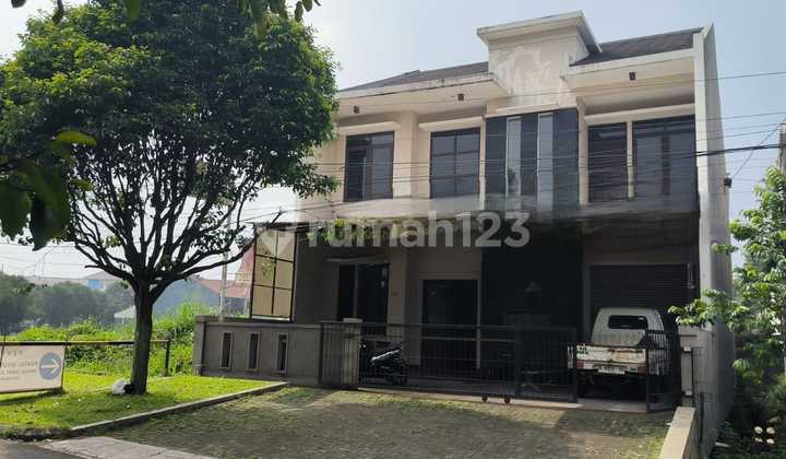 House Suitable for Office and Business Space in Batununggal Indah