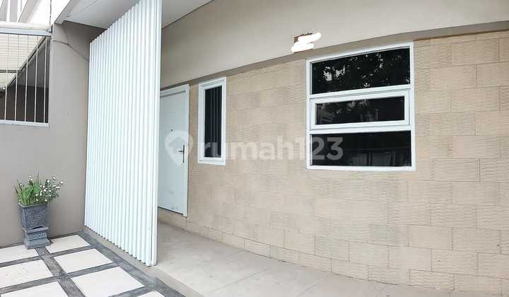 Comfortable House for Rent with 2 Carports in Sayap Kurdi, Central Bandung Comfortable House for Rent with 2 Carports in Sayap Kurdi, Central Bandung