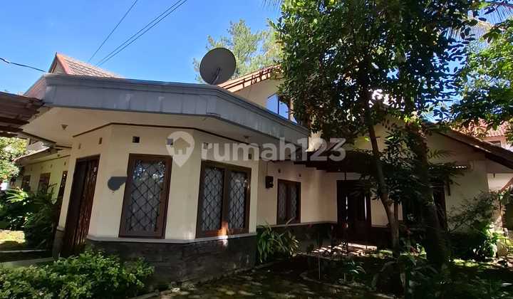 Sell Spacious Comfortable House in Downtown on Jl Nawawi Bandung