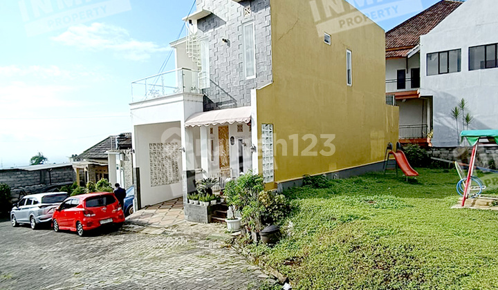 Villa House for Sale, Very Well-Maintained In Mutiara Panderman Batu. Near Jatim Park 2. Beautiful View. 2