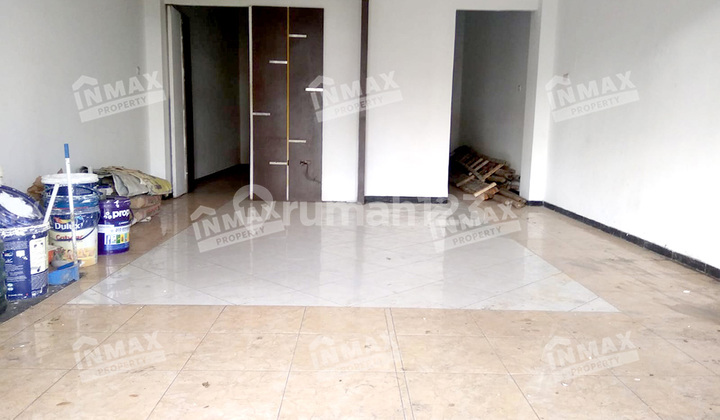 Three-Story Shophouse with Spacious Parking Area, Heavy Traffic, in Central Commercial District of the City