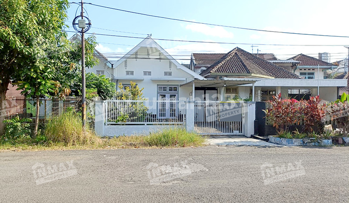Well-Maintained Ready-to-Occupy House with Garden in Riau, Near SMAN 5 and Big Market.
