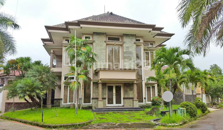 Luxury 2-Story House in Tlogomas Area, Near UMM, Wide Road Row Luxury 2-Story House in Tlogomas Area, Near UMM, Wide Road Row