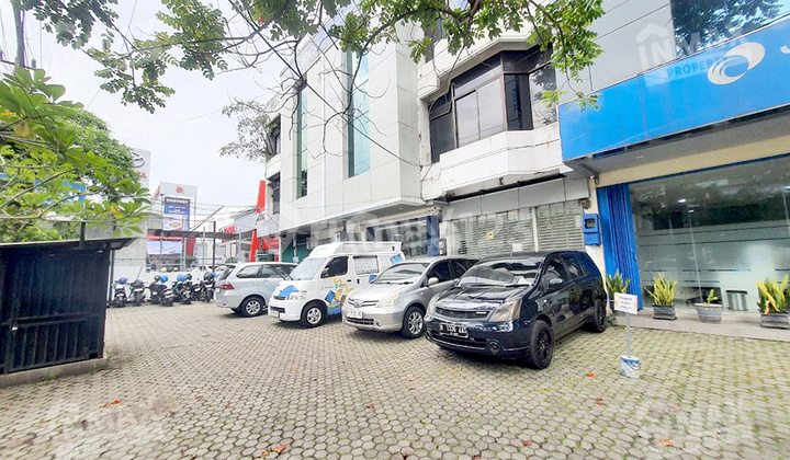 For Rent 3-Story Shop House in the Center of Malang City Suitable for Offices 2