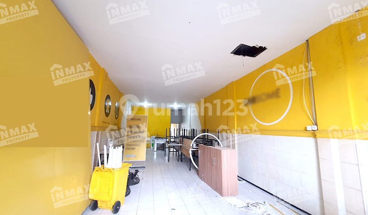 For Rent: Roadside Shop House on Oro-Oro Dowo Main Road, Suitable for Office Use.