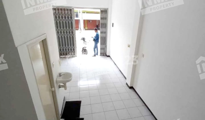 Two-Story Shop House in Dinoyo, Heavy Traffic Near Campus, Suitable for a Cafe. 2