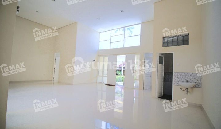 Newly Maintained Rented House in the Dieng Area, Minimalist, Wide Road Row 2