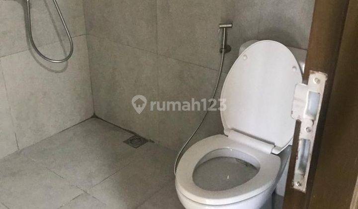 kamar mandi apartemen type studio, kondisi bagus,