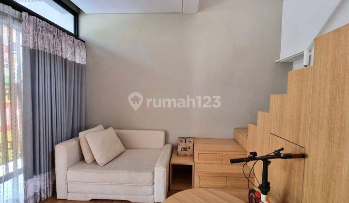 ruang tamu dijual rumah 2 lantai kondisi