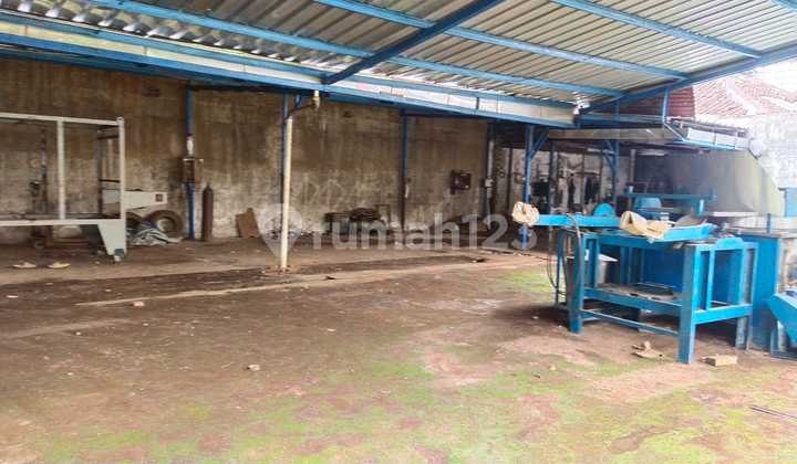 Ex Workshop Strategis Tengah Kota di Babakan Ciparay Bandung