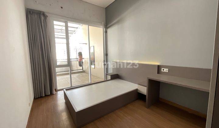 kamar tidur rumah 2 lantai cantik di
