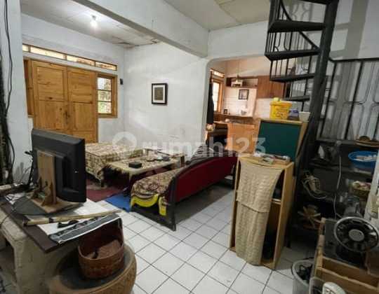 House 10 Minutes from Pasteur Toll Gate on Cimindi Raya Street, Cimahi City. House 10 Minutes from Pasteur Toll Gate on Cimindi Raya Street, Cimahi City.