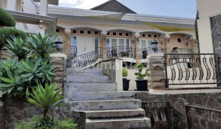 Rumah Luas Ada Kolam Renang di Jl.setrasari Raya Kota Bandung