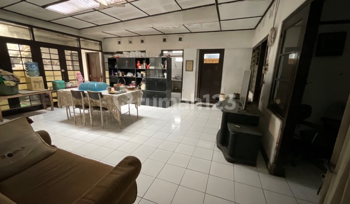 Old House Land Area Calculation in the City Center on Kacapiring Street, Bandung City Old House Land Area Calculation in the City Center on Kacapiring Street, Bandung City