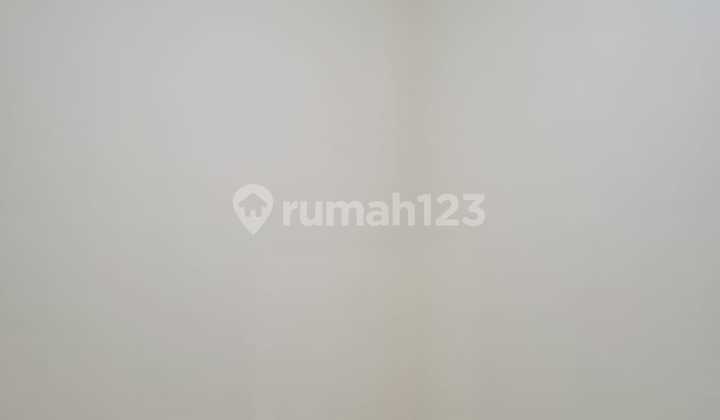 kamar tidur rumah seperti baru dalam komplek
