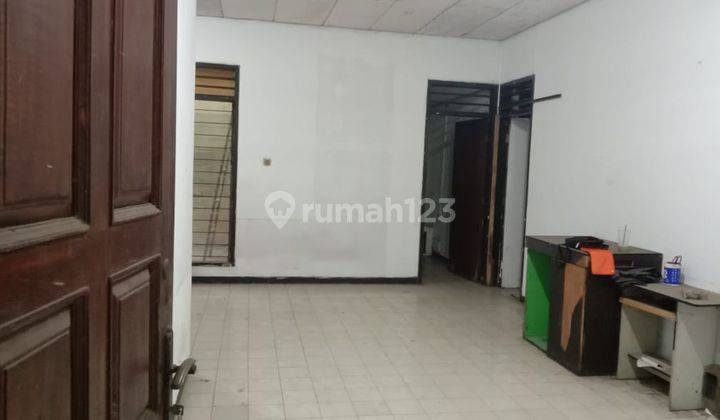 ruang keluarga rumah lama strategis jalan utama