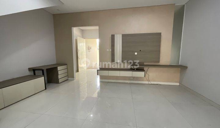 ruang keluarga rumah 2 lantai cantik di