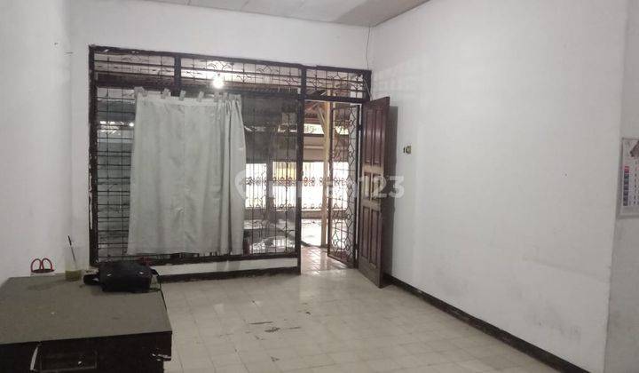 ruang tamu rumah lama strategis jalan utama