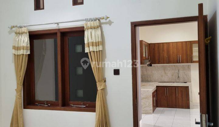 kamar tidur rumah seperti baru dalam komplek