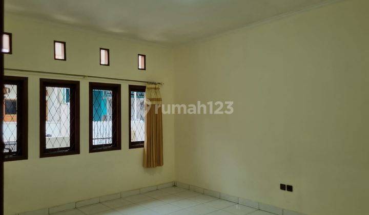 kamar tidur rumah seperti baru dalam komplek