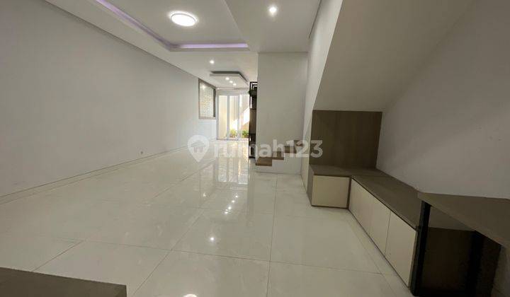ruang keluarga rumah 2 lantai cantik di