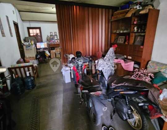 Strategic Old House by the Roadside on Sunda Street, Bandung 2