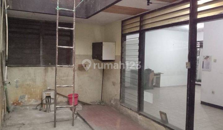 backyard rumah lama strategis jalan utama