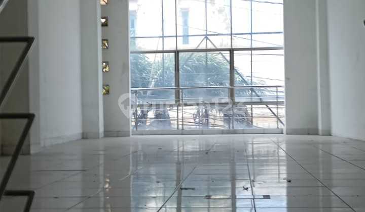 Strategic 4-Story Shophouse for Business on Kebonjati Main Road, Bandung