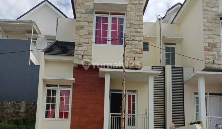 Rumah 2 Lantai Siap Huni Murah Strategis Dengan View Pegunungan Kota Batu  1