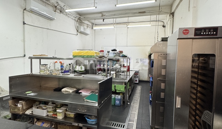 Bagus 3 Lantai Ruko Golden 8 Hook Hadap Jalan Raya