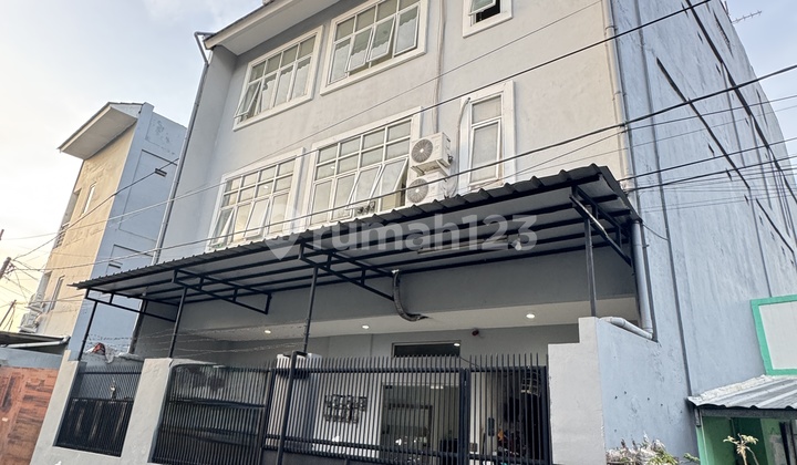 Kos in Front of Multimedia Nusantara University, Gading Serpong, Active Street