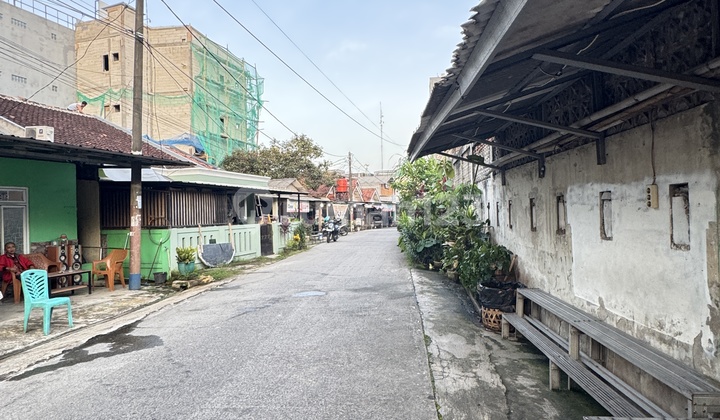 Kos in Front of Multimedia Nusantara University, Gading Serpong, Active Street