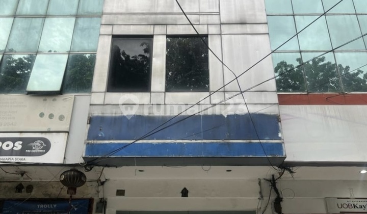 Bandengan Raya Shop House Facing the Road Bandengan Raya Shop House Facing the Road