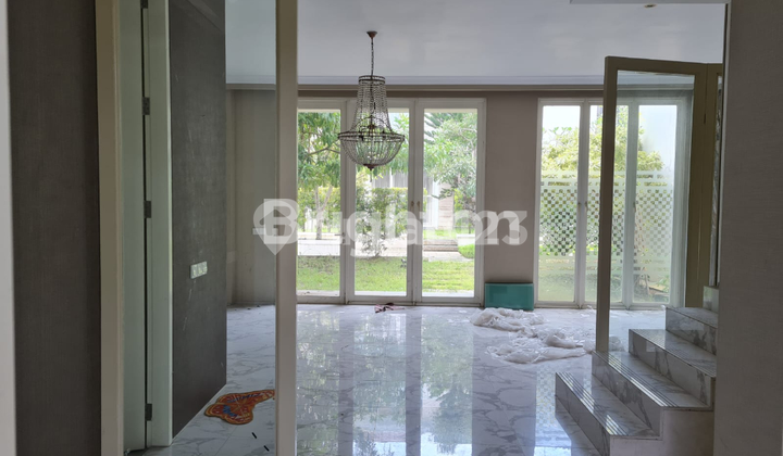 RUMAH 3 LANTAI EX-SHOW UNIT FURNISH DEKAT CLUB HOUSE 2