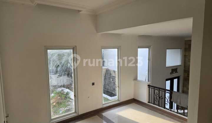 Rumah hoek bagus siap pakai di Royal Gading Mansion - Kelapa Gading Jakarta Utara