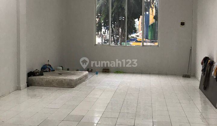 Dikontrakan/disewa Ruko 3 Lantai baru renovasi di tebet, Jakarta Selatan.  Lokasi Strategis Dekat Jalan Utama. Dekat Perkantoran, ramai dekat Pasar. Dekat Dengan Sekolah TK, SD, SMP, 2