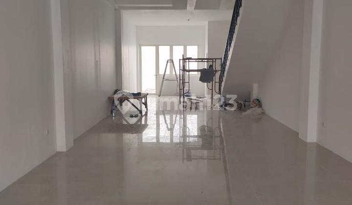 Ready-to-Use Shop House Zero Road Bustling Area Cheap Large Parking Ciliwung Close to Darmo Main Road 2