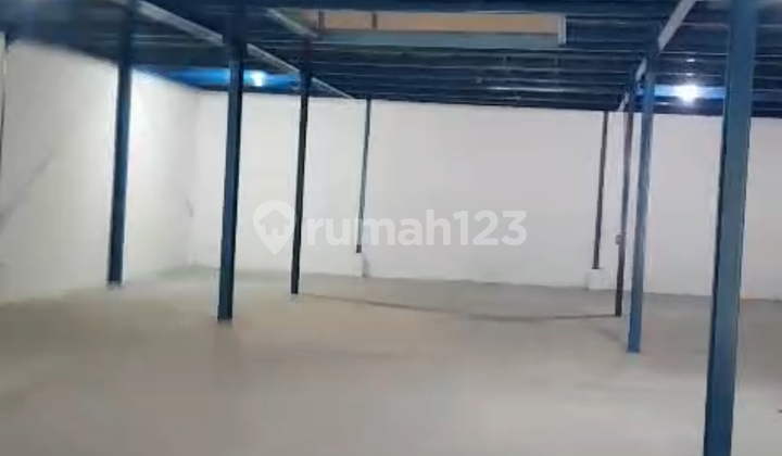 Ready-to-Use Warehouse Container Access Flood-Free Available Pearl Iron Deck Tambaklangon