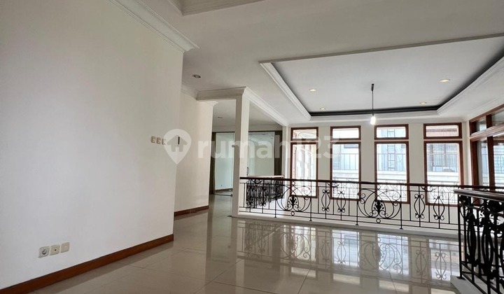 A very nice and ready-to-occupy luxury house in Setra Duta, Bandung